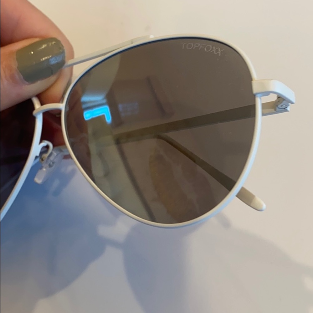 White Frame aviator sunglasses - Picture 4 of 5
